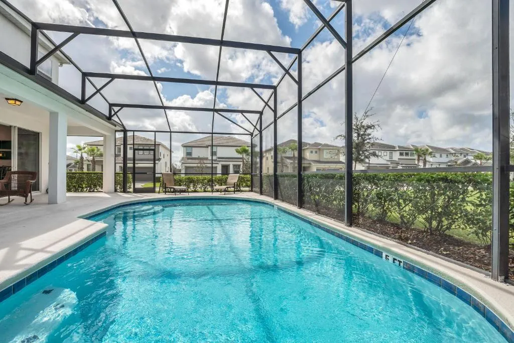 Family Resort - 8BR Mansion - Private Pool and BBQ!, Kissimmee, United States