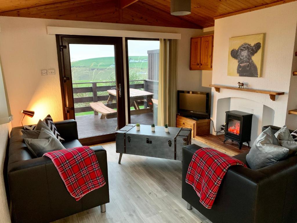 Lodge Cabin with Fabulous Views - Farm Holiday
