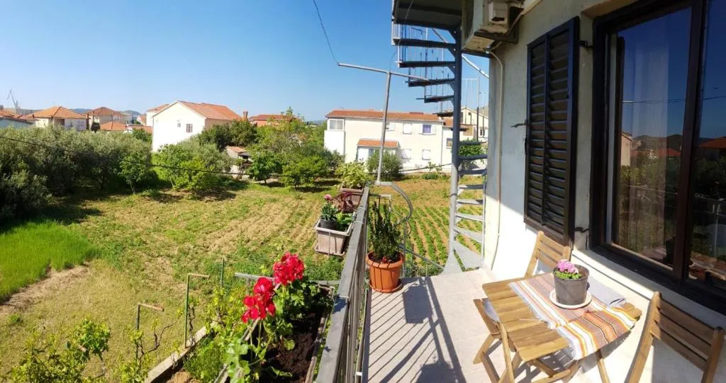 Apartment with one bedroom in Trogir with enclosed garden and WiFi, Centola, Croatia