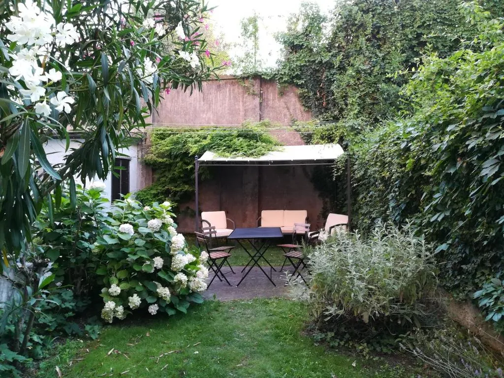 Accogliente appartamento a Dorsoduro con GIARDINO!, Venice, Italy