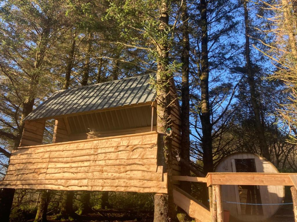 Cabin in Private Woodland with Private Hot Tub & Sauna
