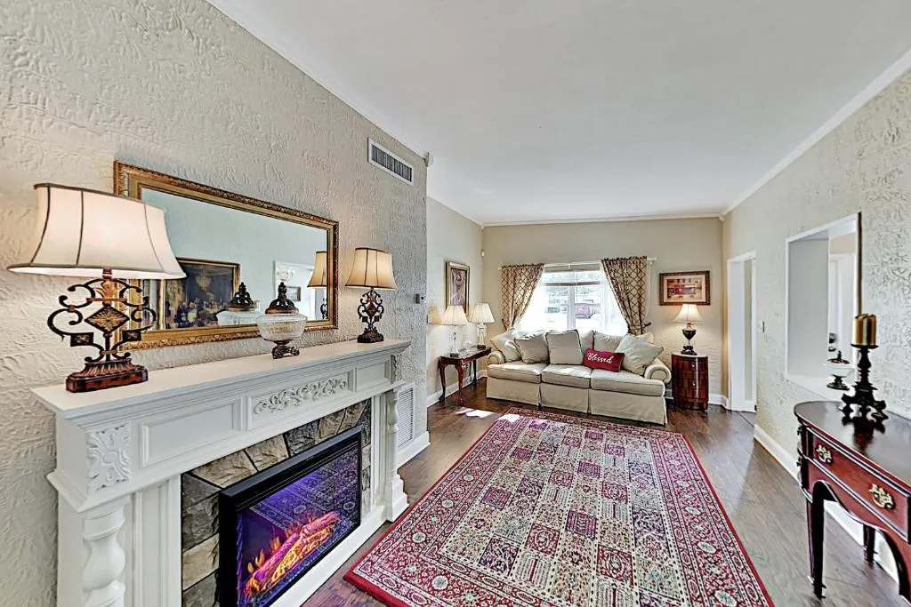 The Great Hall & The Royal Suite - 2-Unit Hideaway Duplex, Kudrovo, United States