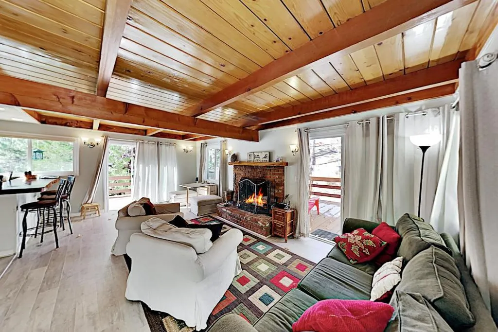 Updated A-Frame with Fireplace - Minutes to Slopes home, Big Bear Lake, Statele Unite ale Americii