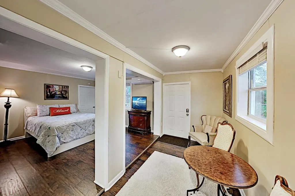 The Royal Suite - Quiet Retreat with Patio & Grill Duplex, Kudrovo, United States