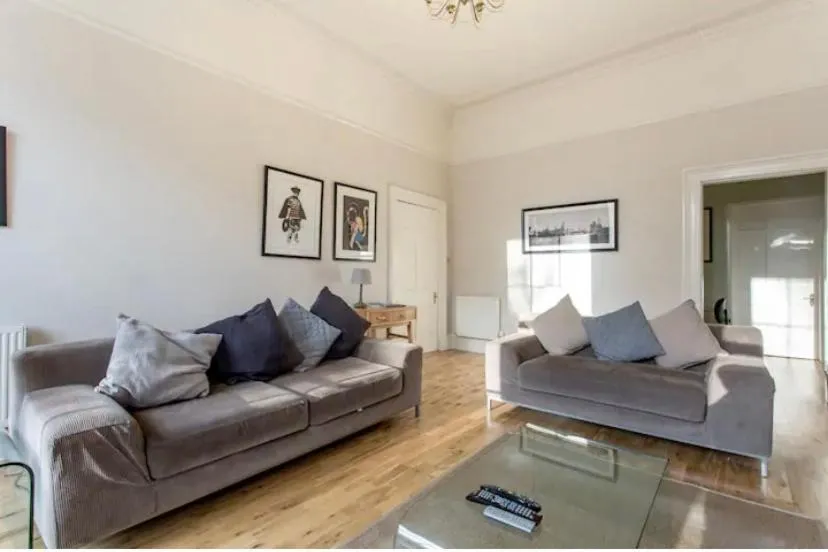 Luxury Georgian 2BEDROOM, CALTON HILL 10 mins, Edinburgh, United Kingdom