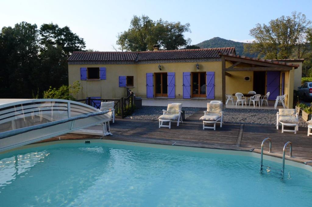 Villa de 4 chambres a La Mole avec magnifique vue sur la montagne piscine privee jardin amenage a 10 km de la plage