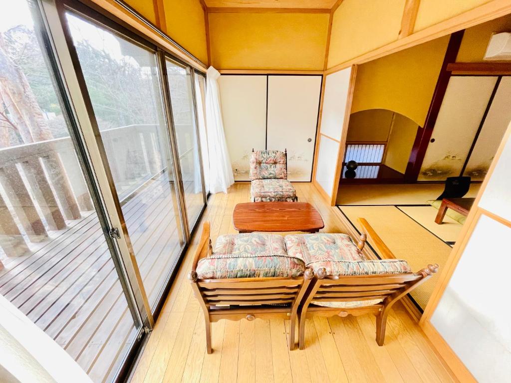 まるごと貸切 にごり湯天然温泉かけ流し 箱根満来山荘 Hakone Natural Milky Onsen 2300sqm Garden & Villa Man Rai thumbnail 4