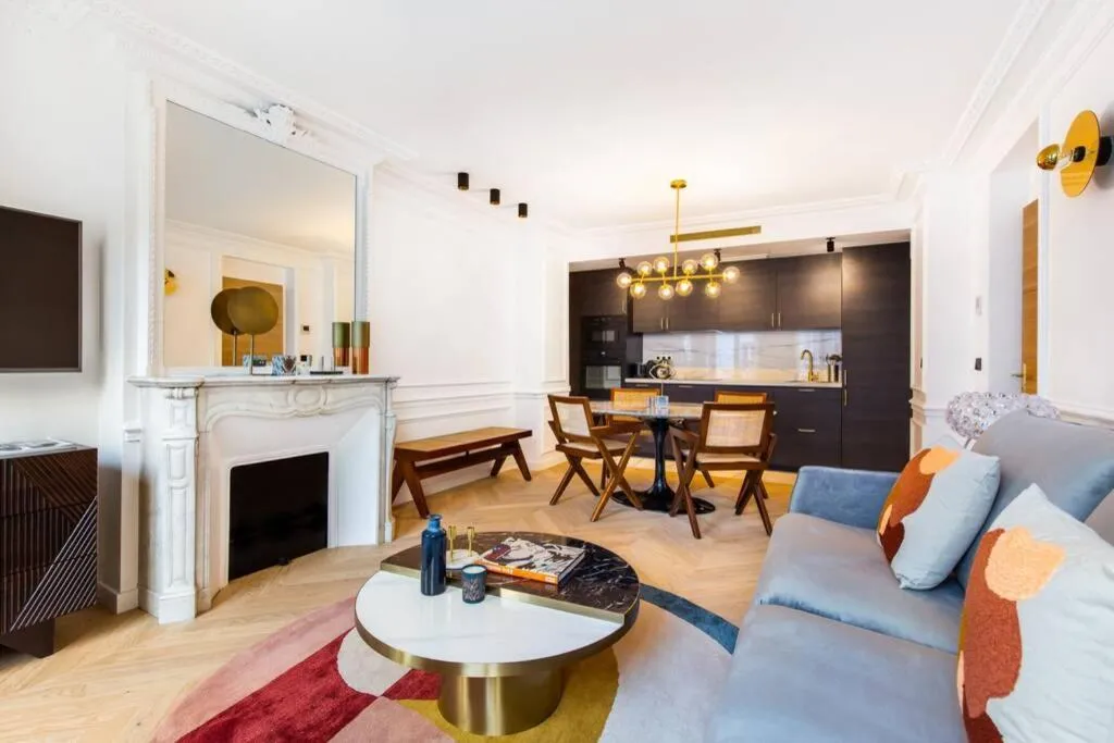 Amazing renovated 8beds heart of paris with A/R!, Paris, France