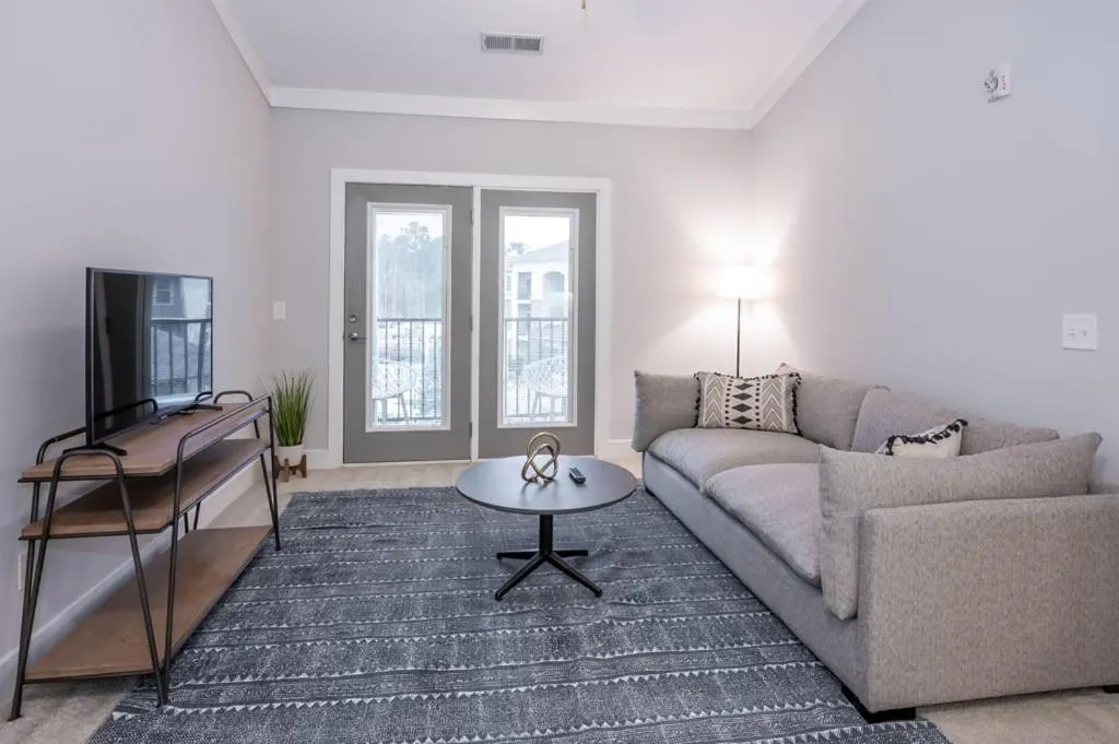 Viagem Modern 2BR with Workspace, Balcony and Gym, Blands (NC), United States