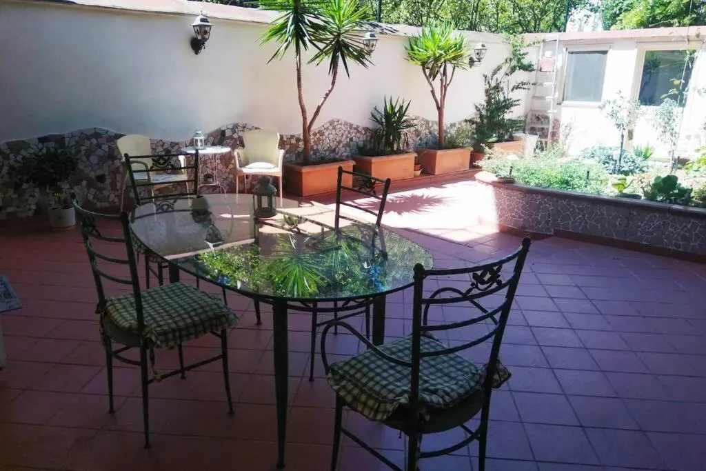 A garden in the city - Un giardino in centro città, Napoli, Italia