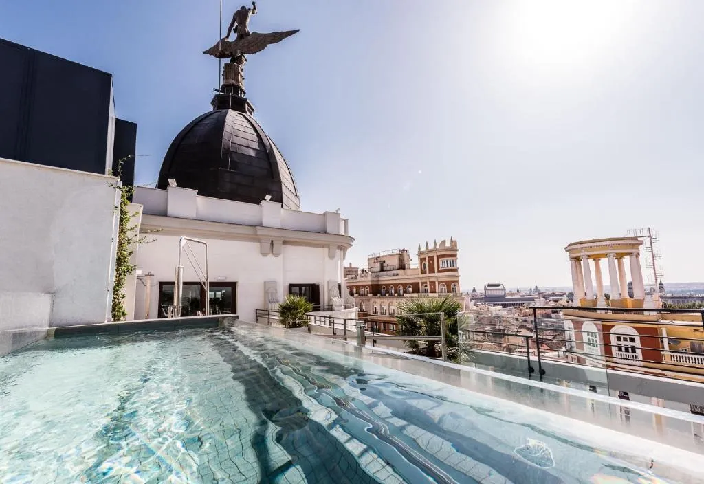 Luxury apartment right on Gran Via with pool and fitnessroom!, Madrid, Spania