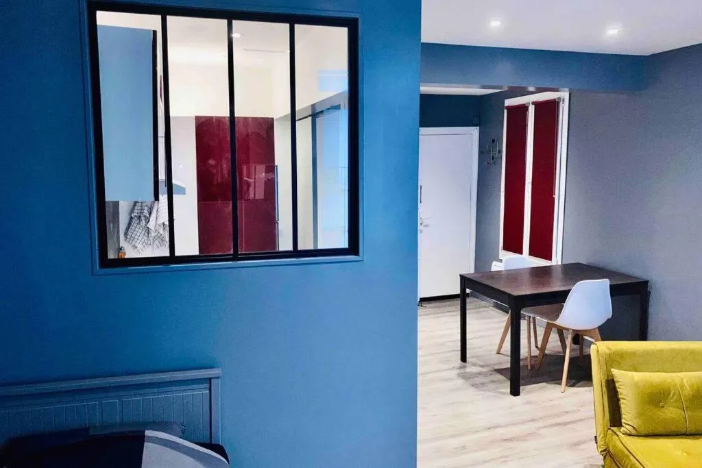 Grand studio refait à neuf (quartier Tocqueville), Paris, France