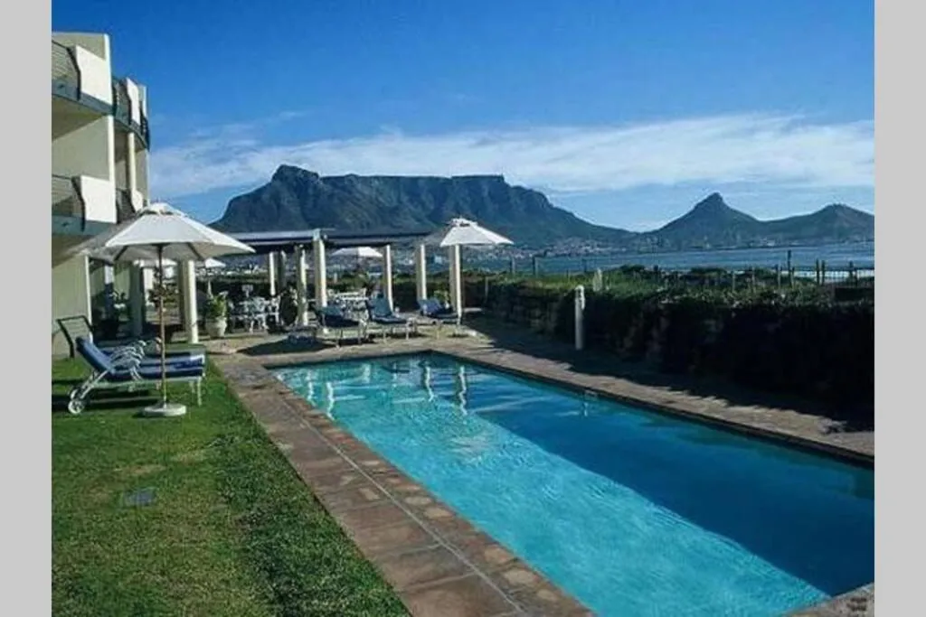 Beautiful Beachfront Apartment on Lagoon Beach Cape Town, Cape Town, Africa de Sud