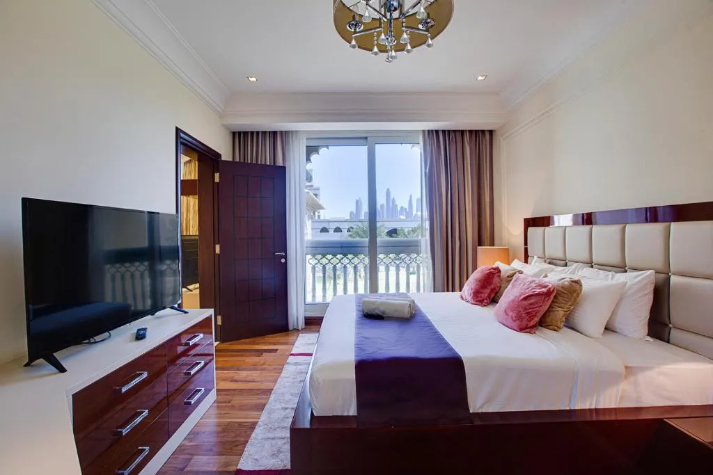TAJ 5* Palm Jumeirah apartment with beach access, Alantos, United Arab Emirates