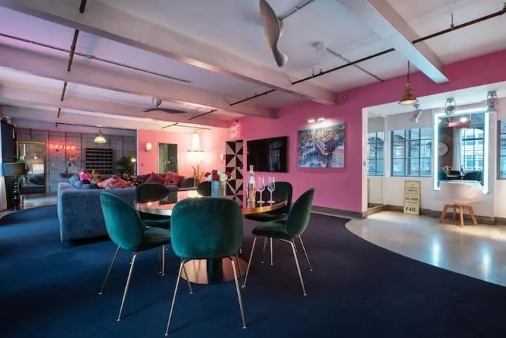 Stunning Loft Apartment in Central Soho - 3 Bedrooms, 2 Bath & Office, Londra, Marea Britanie
