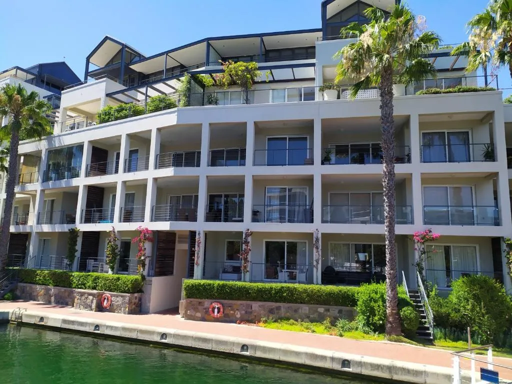Studio apartments fully furnished and equipped with canal views, Cape Town, South Africa