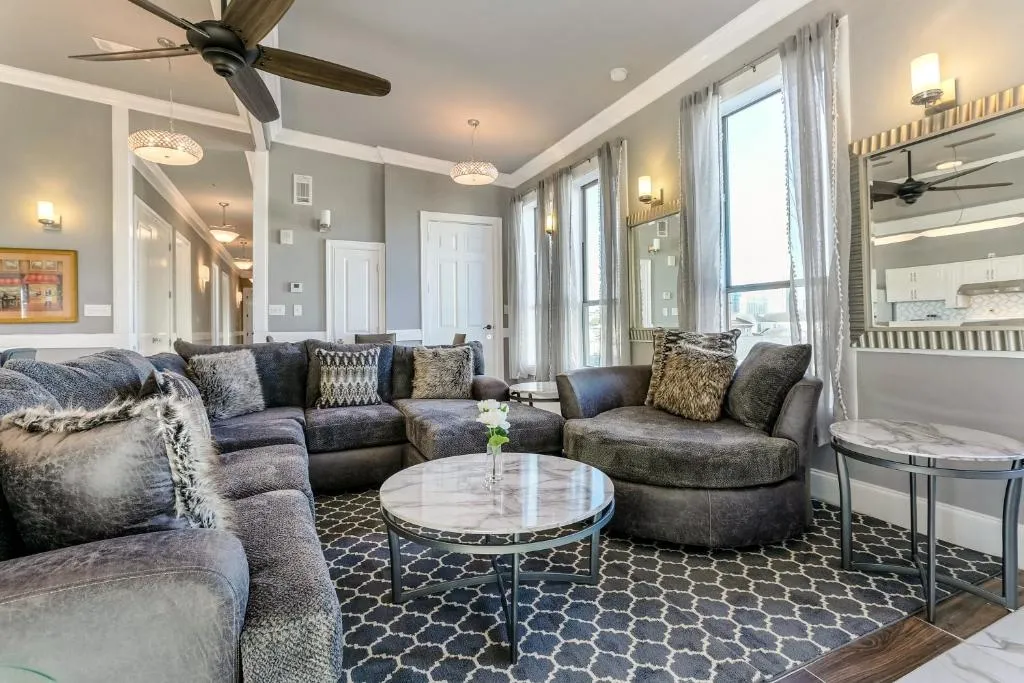 Hosteeva 5BR Penthouse Steps to the Streetcar & FQ, New Orleans (LA), United States