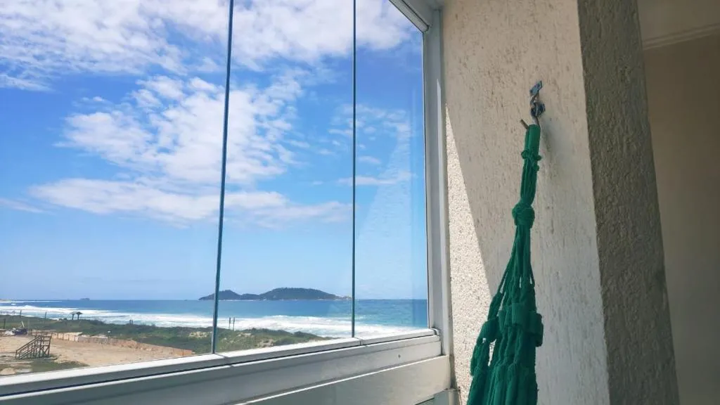 Pé na areia com vista, Florianópolis, Brazilia