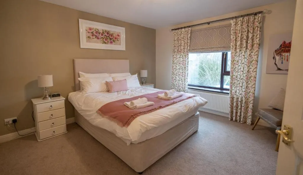 Melrose Gardens - Spacious Home with Parking, Cardiff, Marea Britanie