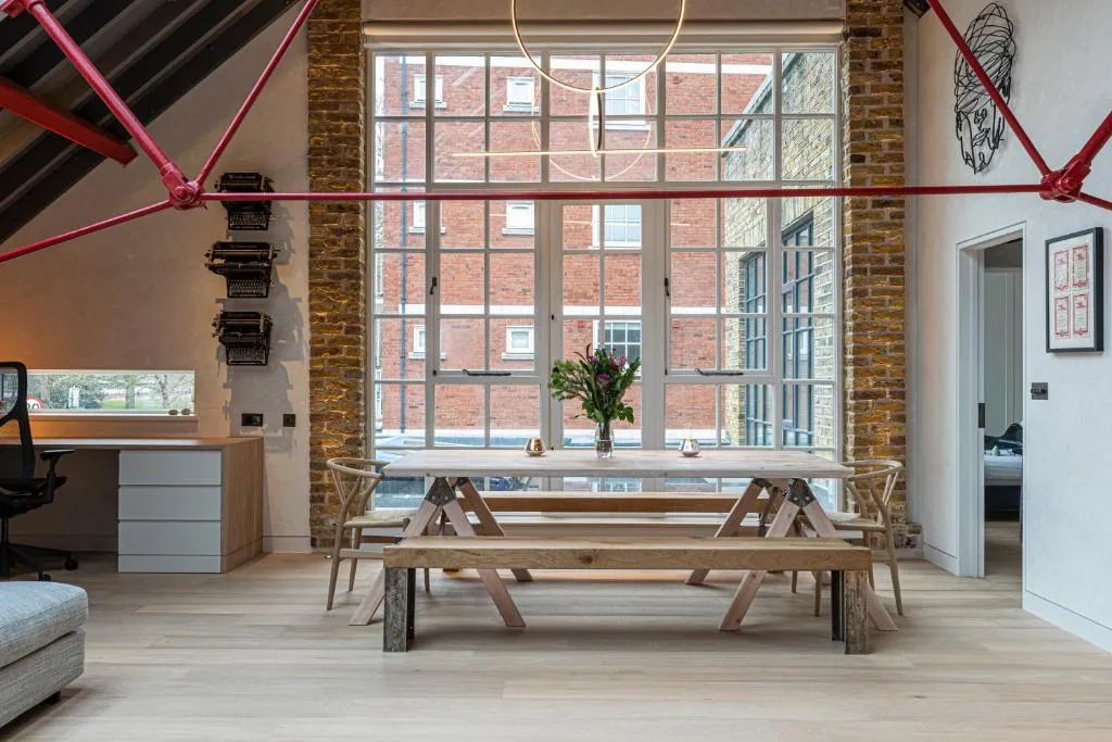 Stylish 2-bed loft apartment near Battersea Park, South London, Londra, Marea Britanie