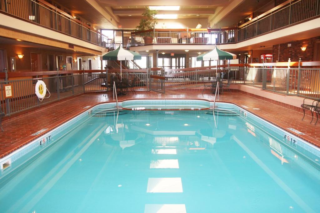 The indoor swimming pool at the Auburn Place Hotel & Suites Cape Girardeau.