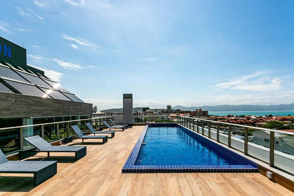 Apto confortável com sacada a 350m da praia ELU103, Florianópolis, Brazilia