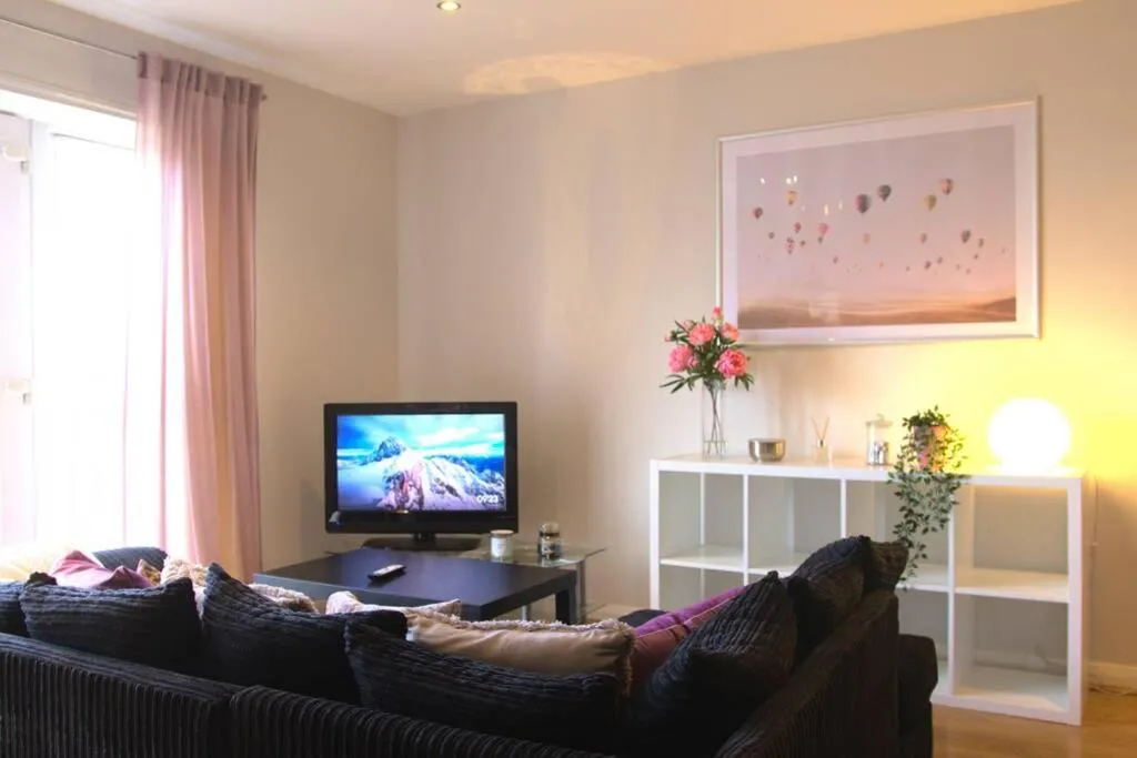 Relaxing City Home with Free Parking & Flexible Check-in, Manchester (CT), United Kingdom