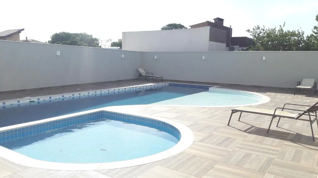 Florianópolis Canasvieiras Apartamento inteiro 3 quartos com ar piscina playground 2 garagens, Florianópolis, Brazilia