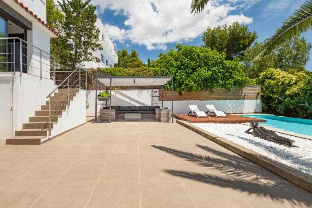 Moderna villa con piscina y amplio jardín 27