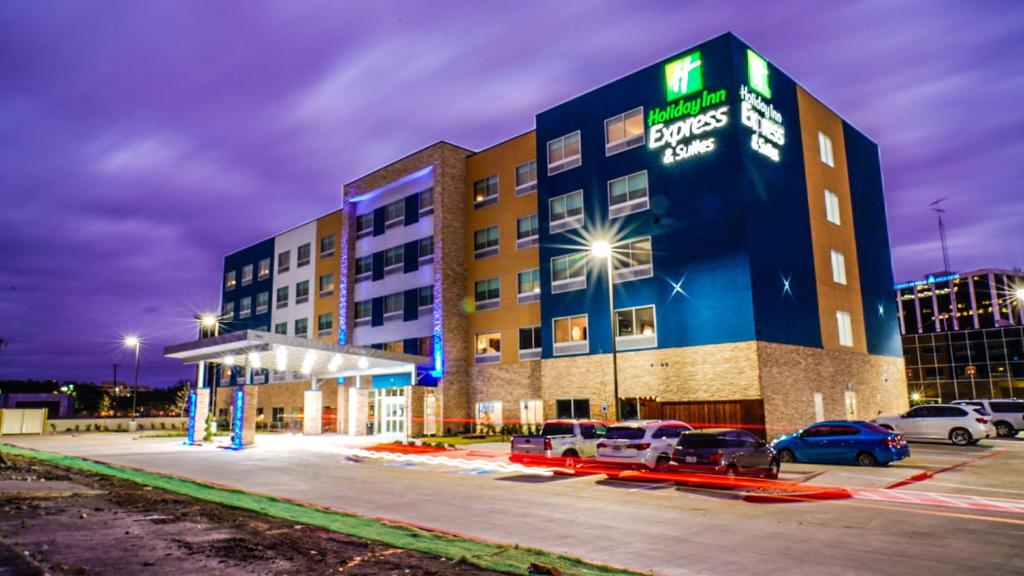Holiday Inn Express & Suites - Dallas Market Center, an IHG Hotel
