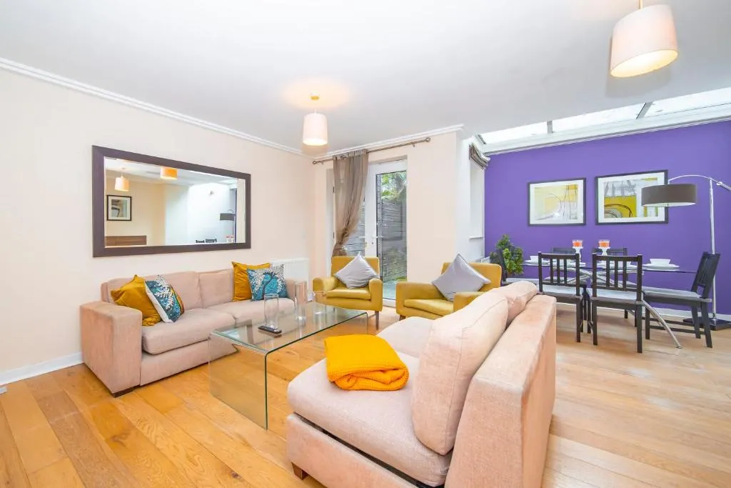 SLEEP 8 Morden 4bed TOWNHOUSE NEXT TO BRIGHTON STATION, Brighton and Hove, United Kingdom