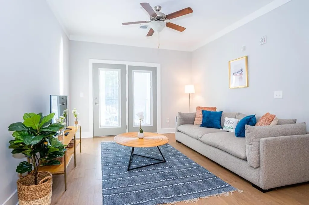 Viagem Stunning 2BR with Workspace, Patio and Gym, Blands (NC), United States