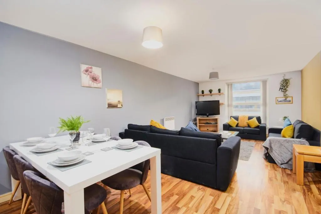 Stylish Manchester Gem - Sleeps 10!, Manchester (CT), United Kingdom
