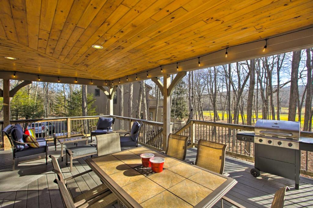 Spacious Wintergreen Resort Home with Hot Tub!