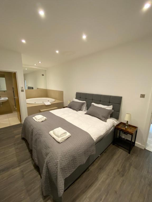 Professional's Kings Road Apartment with en-suite Spa Bath
