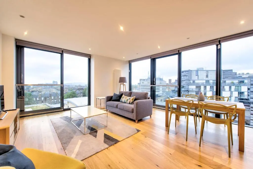 GuestReady - Stylish Top Floor Apartment in the City Centre, Edinburgh, Marea Britanie