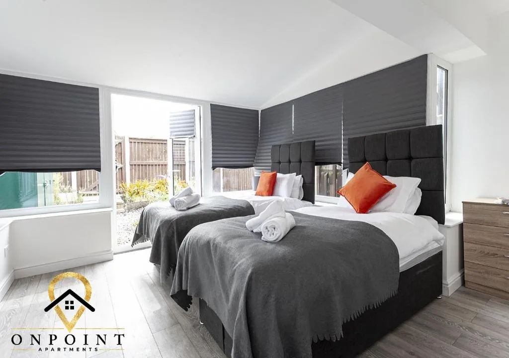 OnPoint Apartments -Amazing 4 bedroom House Close To City- PARKING, Manchester, Marea Britanie