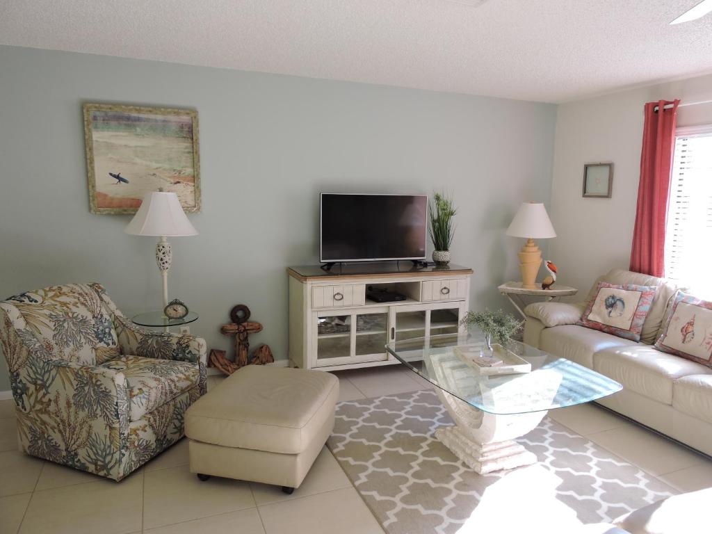 Family style resort condo on Sanibels quiet west end - Blind Pass E108