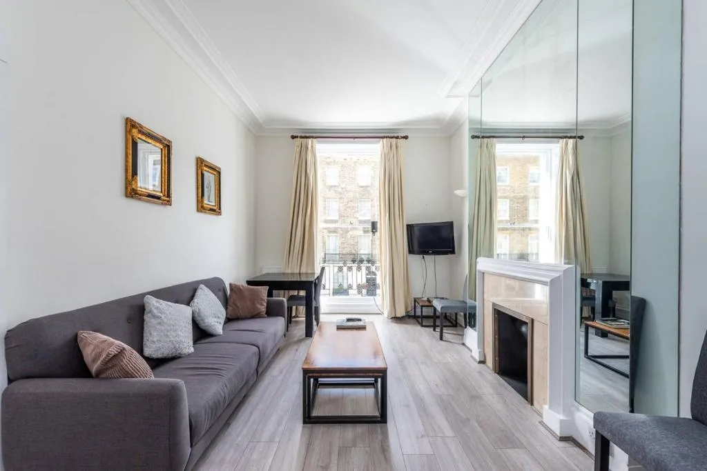 Belgravia SW1 super spacious double bedroom Apartment with balcony, sleeps 4, Londra, Marea Britanie
