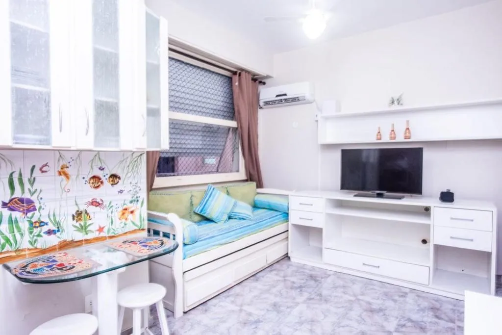 CHARMOSO QUARTO E SALA A 100 m. DA PRAIA, Rio De Janeiro, Brazil