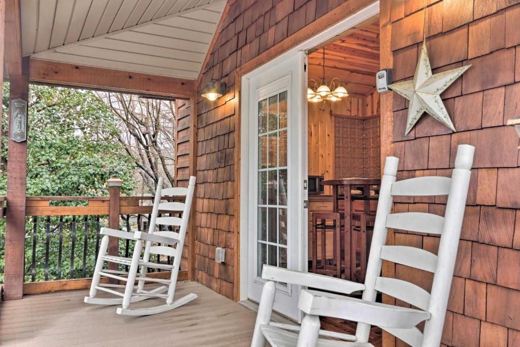 The Boat House - Charming Creekside Getaway!