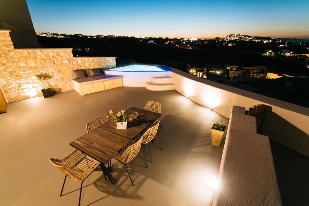 Amer Villa Santorini with outdoor hot tub