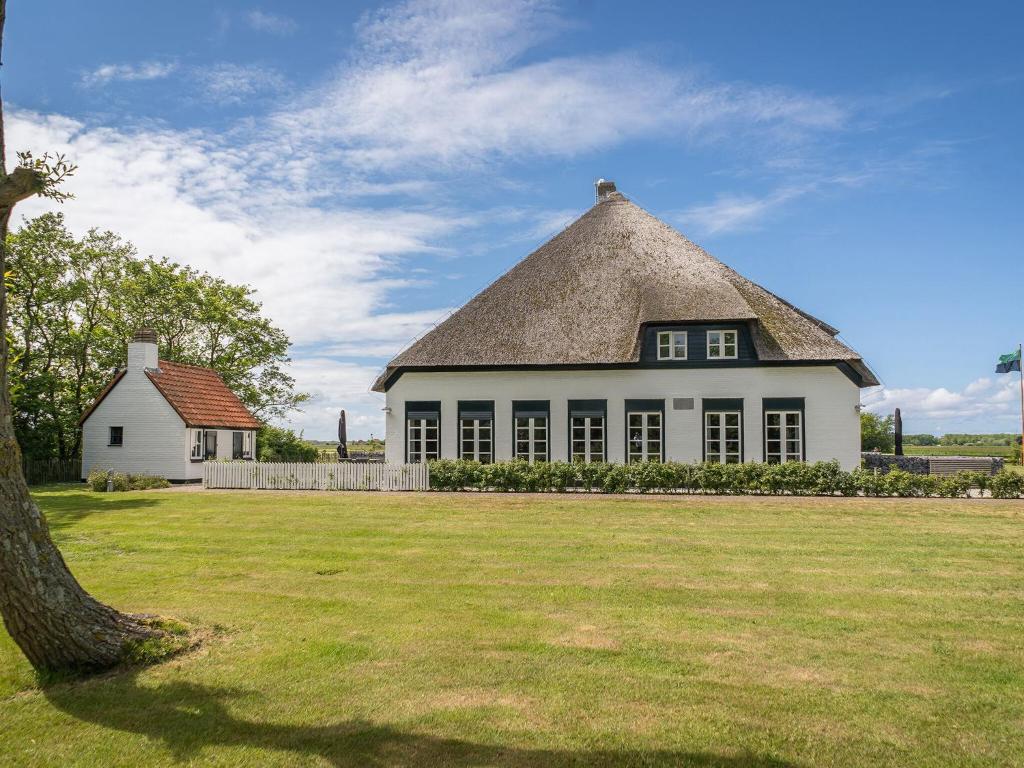 Quaint Farmhouse in De Cocksdorp near Beach