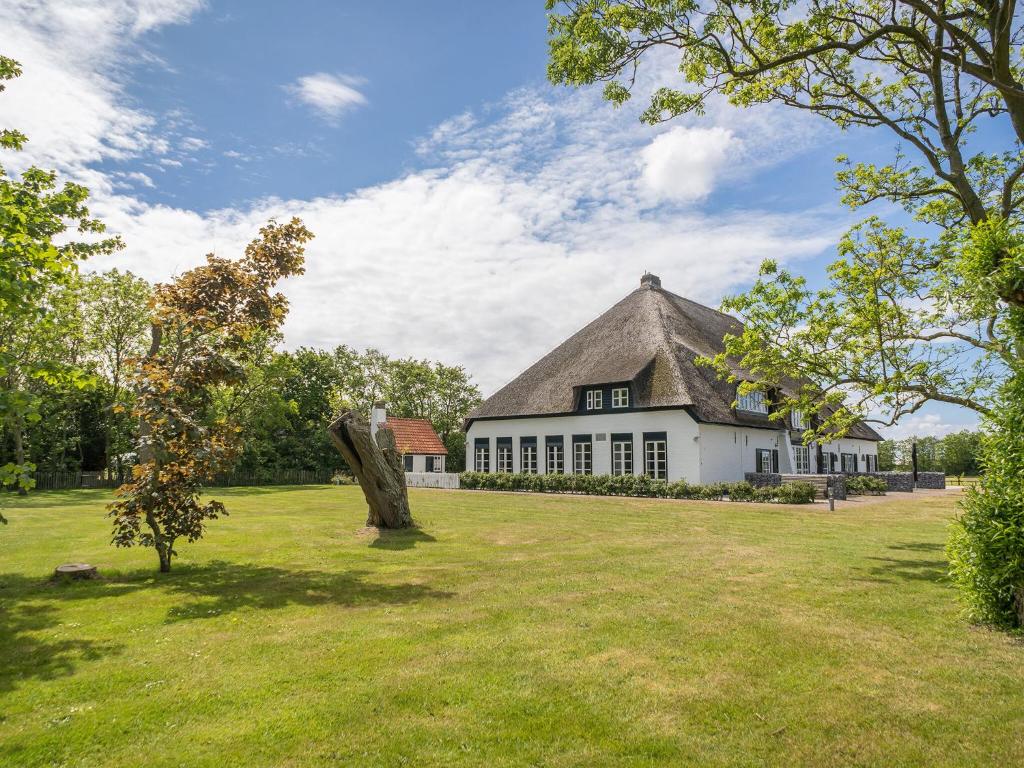 Quaint Farmhouse in De Cocksdorp near Beach