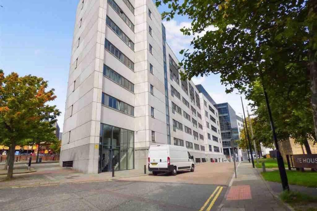Dwell Living - Modern City Centre Apartment Private Parking Space