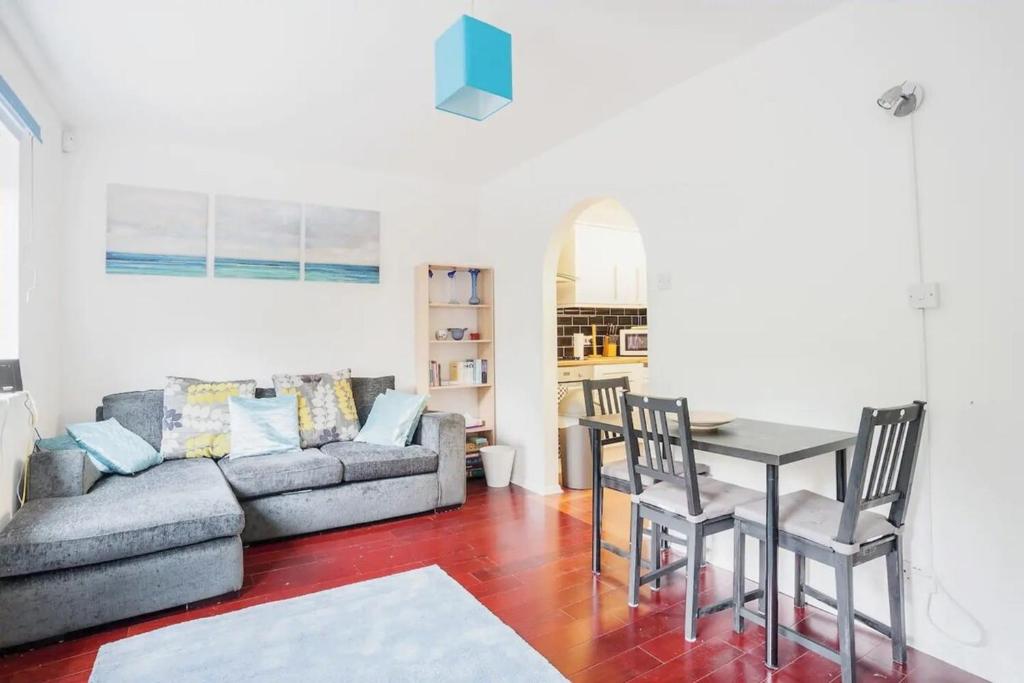 Modern and Homely 2 Bedroom by Canary Wharf
