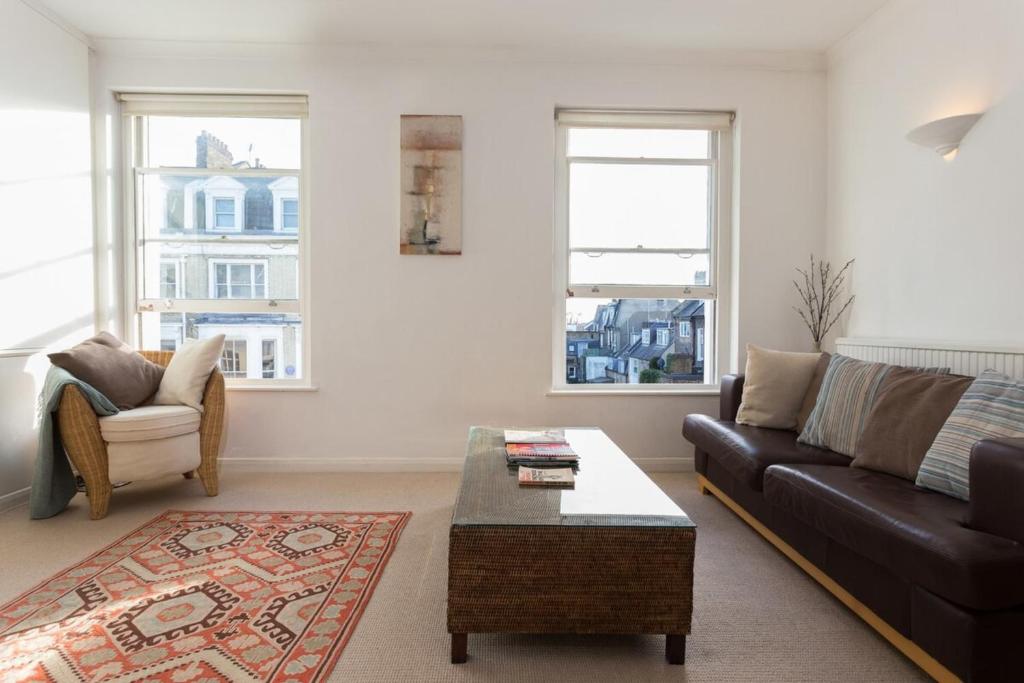 Bright and Spacious 1 Bedroom Apartment in the Heart of Kensington