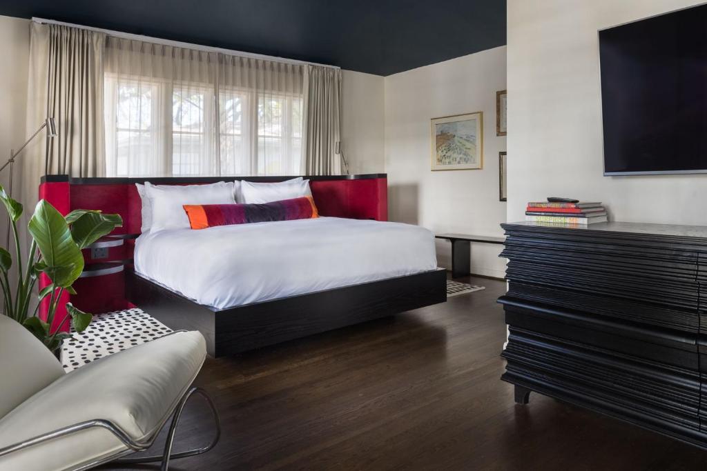 31 Dreamy Hotels Near Rice University 21 La Colombe d'Or Hotel image