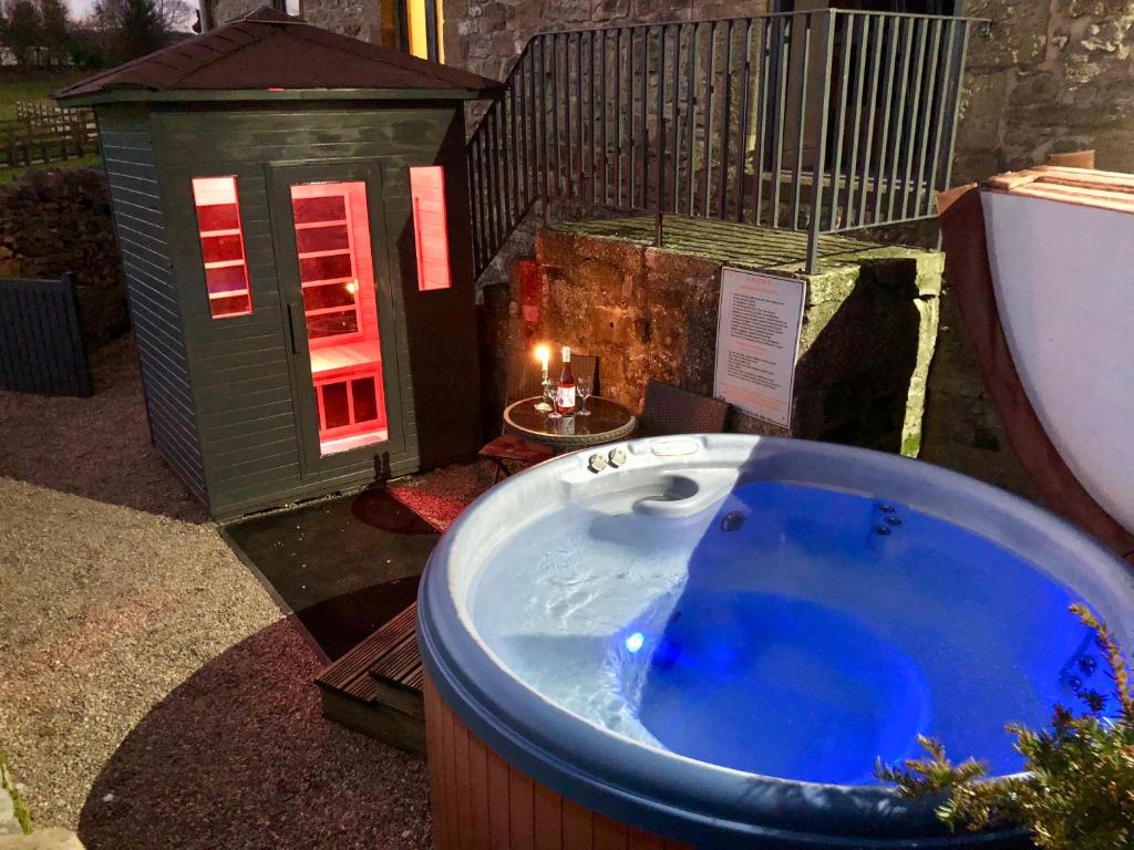 Romantic Cottage private outdoor Hot Tub & Sauna Harthill Hall private hot tub 8am - 10pm plus private daily use of indoor pool and sauna 1 hour