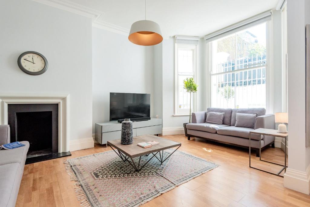 Stunning Home near Earl's Court by UndertheDoormat